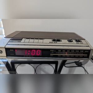 General Electric GE model # 7-4634B Clock Radio Wood Grain & Black Vtg Work Read
